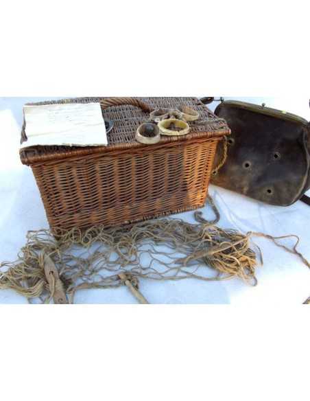 PANOPLIE DE CHASSEUR AU FURET vers 1880.