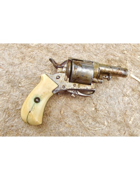 REVOLVER BELGE BRITISH BULLDOG A CROSSE D’IVOIRE.
