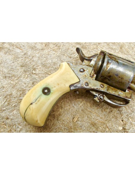 REVOLVER BELGE BRITISH BULLDOG A CROSSE D’IVOIRE.
