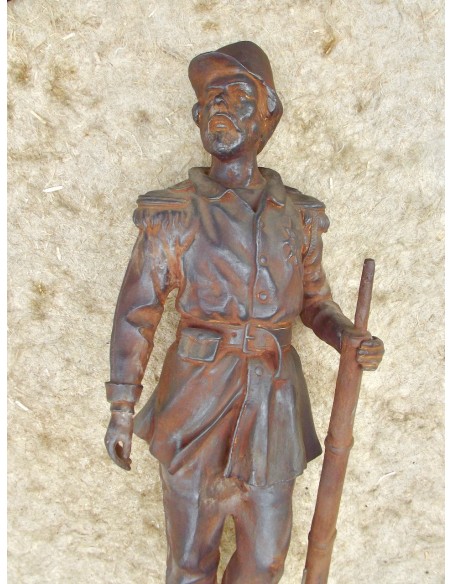 GRANDE STATUETTE D’UN OFFICIER U.S. EN REGULE.