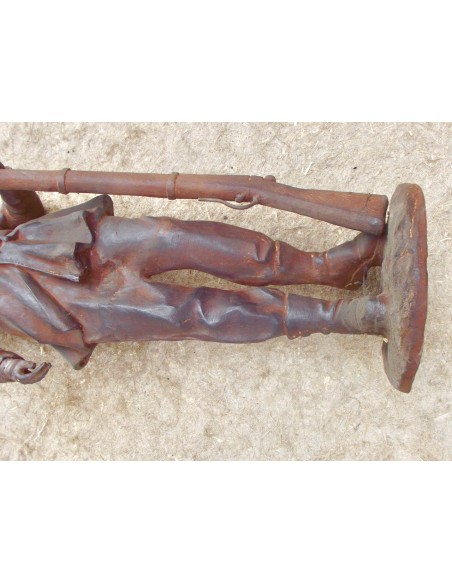 GRANDE STATUETTE D’UN OFFICIER U.S. EN REGULE.