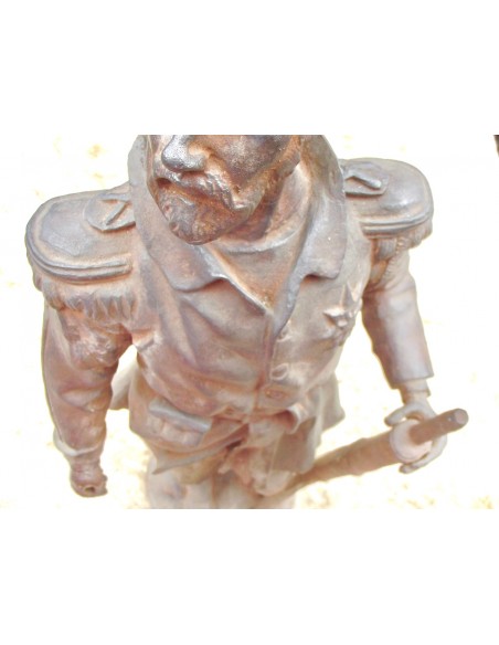 GRANDE STATUETTE D’UN OFFICIER U.S. EN REGULE.