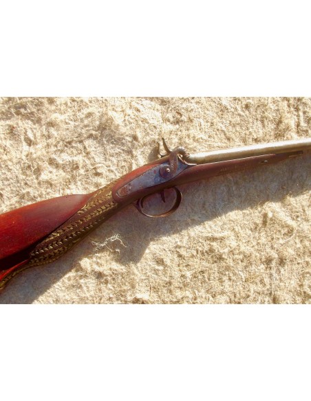 FUSIL DE CHASSE JUXTAPOSE A PERCUSSION CROSSE POLYCHROME.