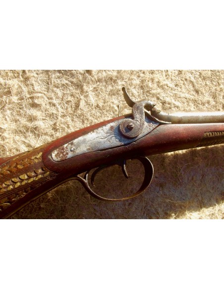 FUSIL DE CHASSE JUXTAPOSE A PERCUSSION CROSSE POLYCHROME.