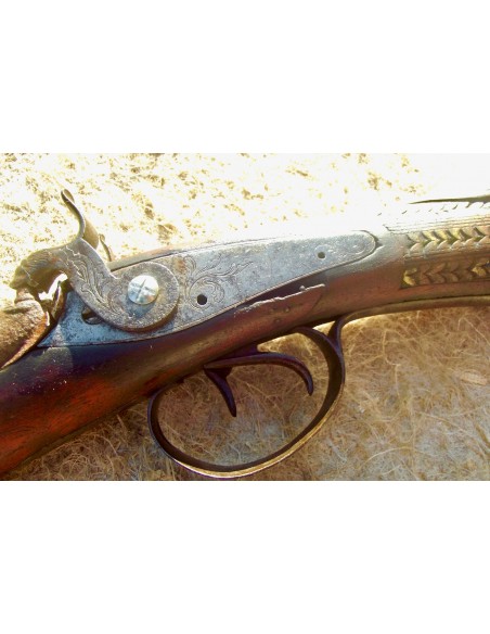 FUSIL DE CHASSE JUXTAPOSE A PERCUSSION CROSSE POLYCHROME.