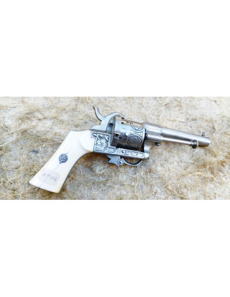 TRES BEAU REVOLVER EUGENE LEFAUCHEUX A CROSSE IVOIRE.