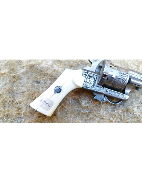 TRES BEAU REVOLVER EUGENE LEFAUCHEUX A CROSSE IVOIRE.