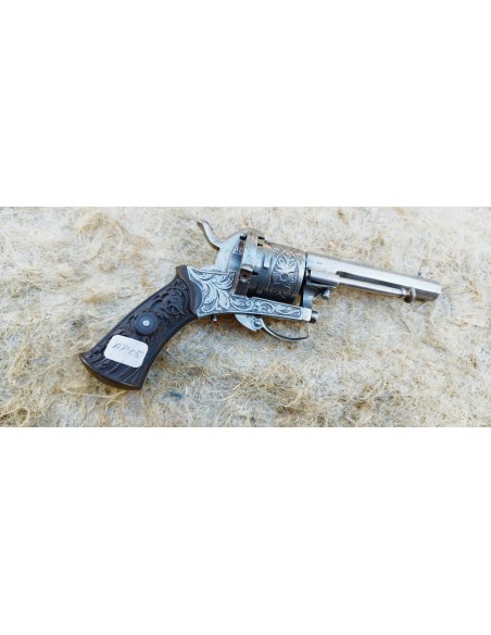 SYMPATHIQUE REVOLVER TYPE LEFAUCHEUX A PLAQUETTES « MONSTRUEUSES ».