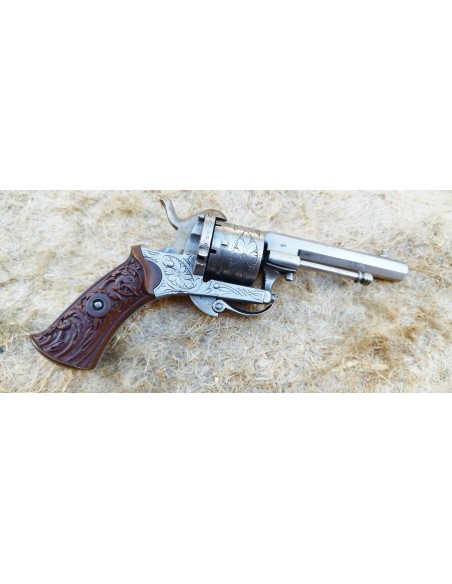 SYMPATHIQUE REVOLVER TYPE LEFAUCHEUX A PLAQUETTES « MONSTRUEUSES ».