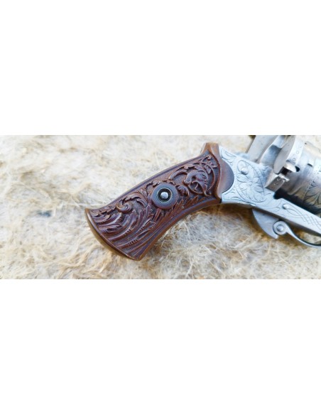 SYMPATHIQUE REVOLVER TYPE LEFAUCHEUX A PLAQUETTES « MONSTRUEUSES ».