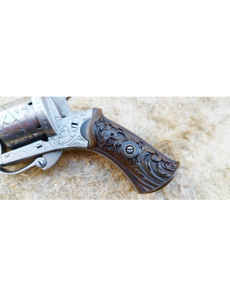 SYMPATHIQUE REVOLVER TYPE LEFAUCHEUX A PLAQUETTES « MONSTRUEUSES ».