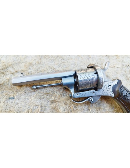 SYMPATHIQUE REVOLVER TYPE LEFAUCHEUX A PLAQUETTES « MONSTRUEUSES ».