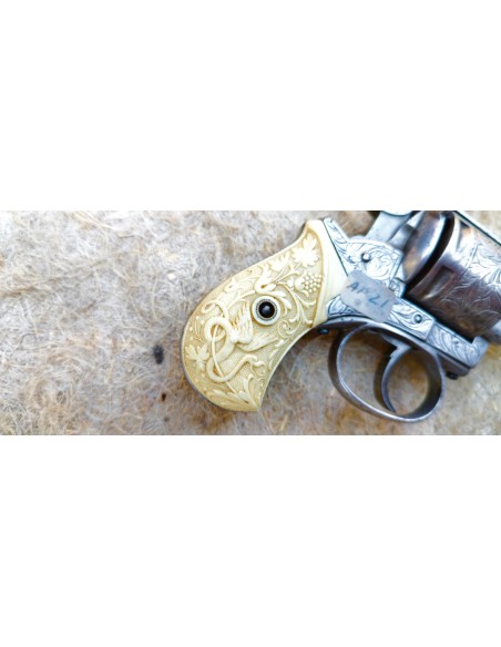 LUXUEUX REVOLVER BELGE BRITISH BULLDOG A CROSSE D’IVOIRE.