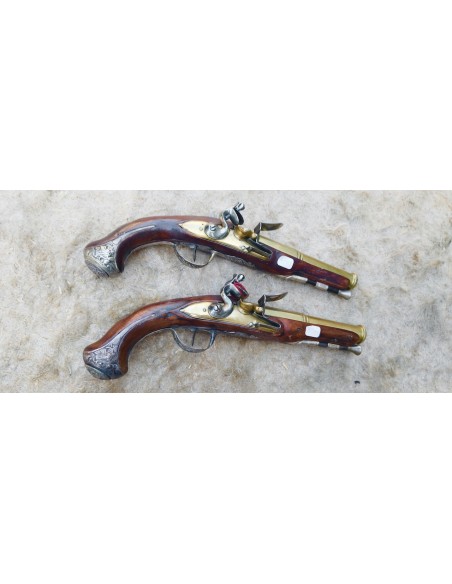 RARE PAIRE DE PISTOLETS D’OFFICIER DE MARINE A PLATINE ET CANON EN BRONZE.