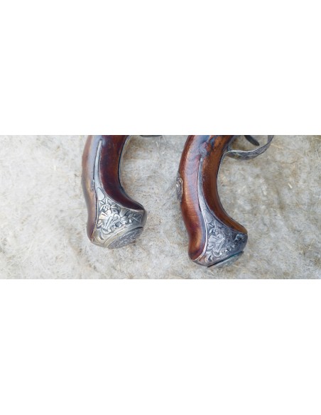 RARE PAIRE DE PISTOLETS D’OFFICIER DE MARINE A PLATINE ET CANON EN BRONZE.