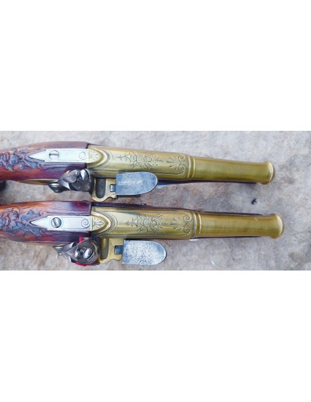 RARE PAIRE DE PISTOLETS D’OFFICIER DE MARINE A PLATINE ET CANON EN BRONZE.