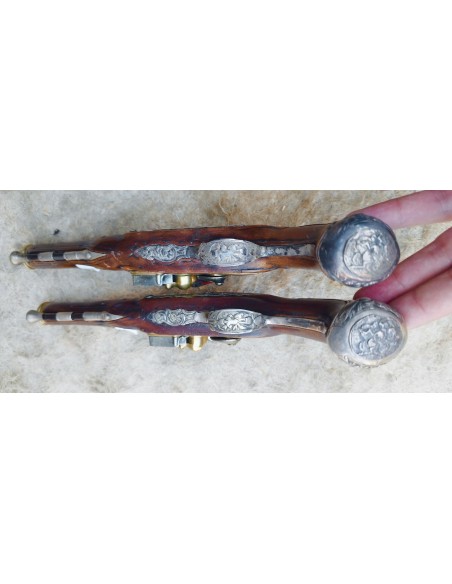 RARE PAIRE DE PISTOLETS D’OFFICIER DE MARINE A PLATINE ET CANON EN BRONZE.