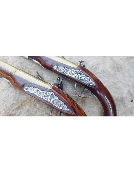 RARE PAIRE DE PISTOLETS D’OFFICIER DE MARINE A PLATINE ET CANON EN BRONZE.