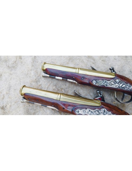 RARE PAIRE DE PISTOLETS D’OFFICIER DE MARINE A PLATINE ET CANON EN BRONZE.