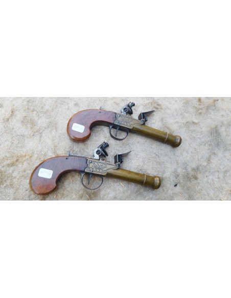 PAIRE DE PISTOLETS DE POCHE A SILEX ET COFFRE EN BRONZE.