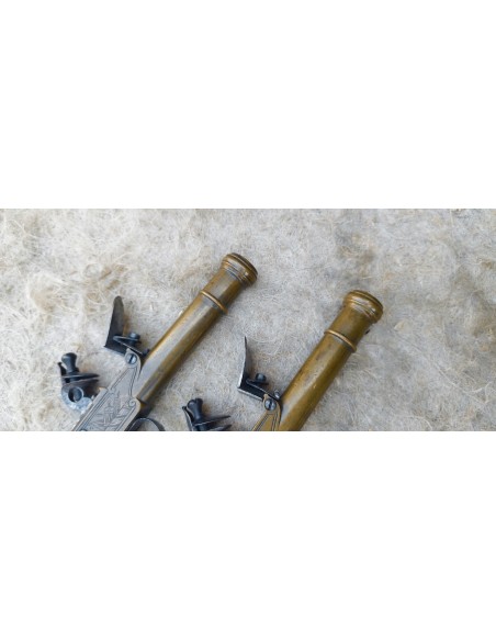 PAIRE DE PISTOLETS DE POCHE A SILEX ET COFFRE EN BRONZE.