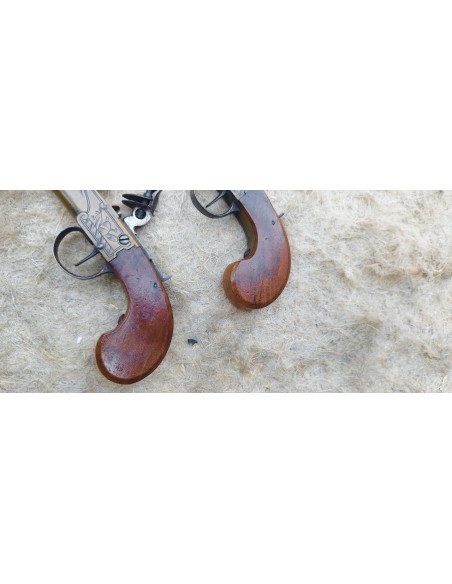 PAIRE DE PISTOLETS DE POCHE A SILEX ET COFFRE EN BRONZE.